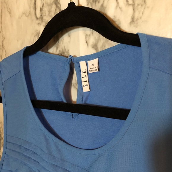 Elle sleeveless pintuck scalloped top - Picture 4 of 4